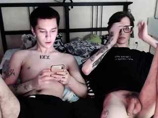 Amateur twinks hosting a gay orgy
