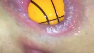 Grosses balles de basket dans mon énorme trou du cul